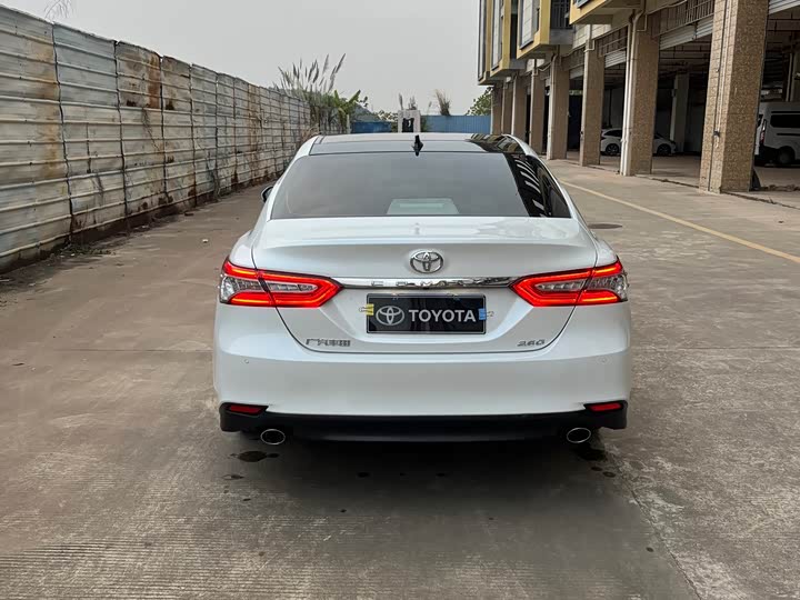 Фото 5 - Toyota Camry