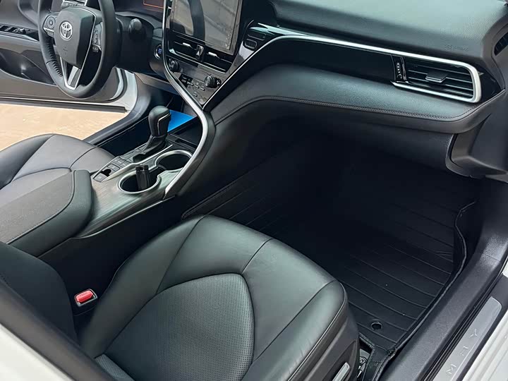 Фото 8 - Toyota Camry