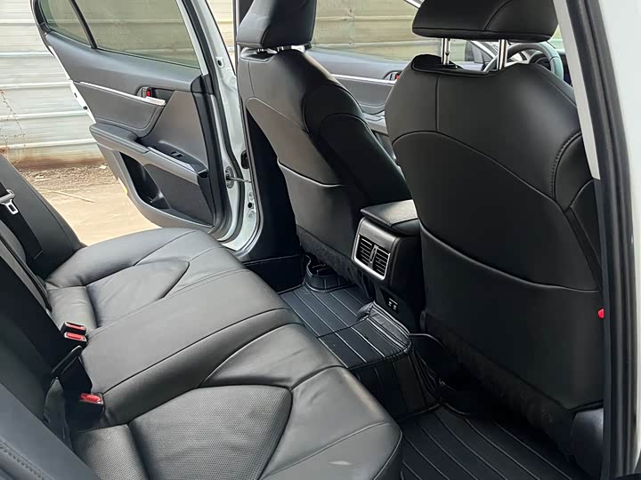 Фото 9 - Toyota Camry