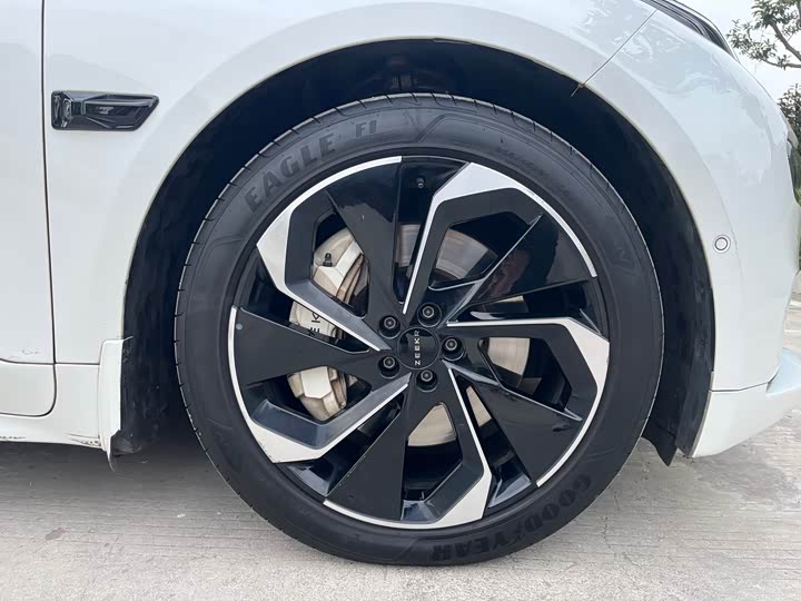 Фото 12 - Zeekr 001