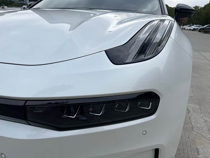 Фото 14 - Zeekr 001