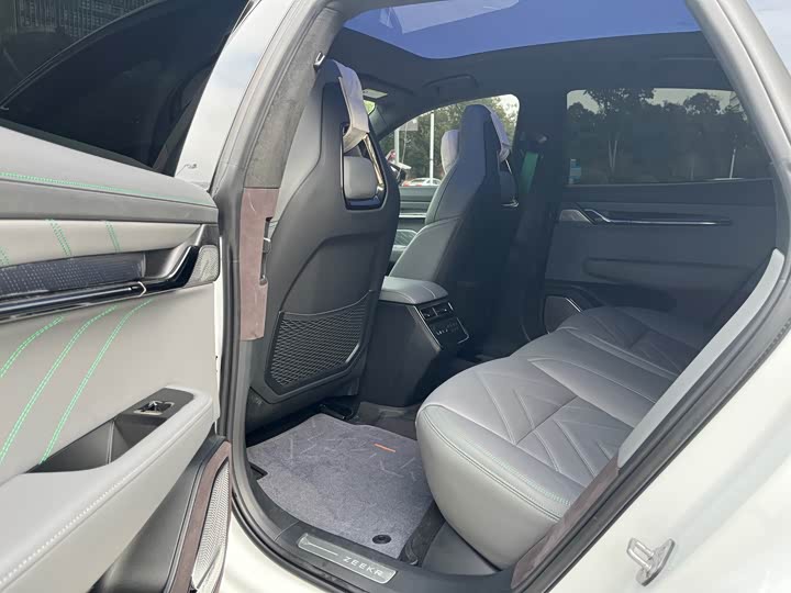 Фото 7 - Zeekr 001