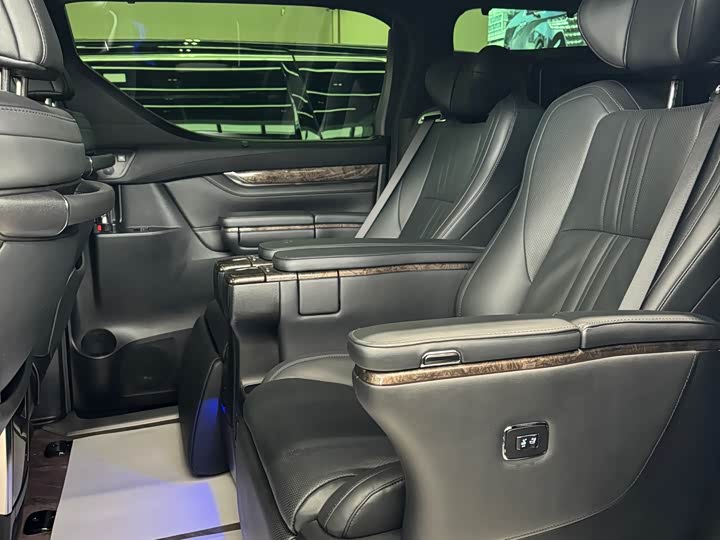 Фото 5 - Toyota Alphard