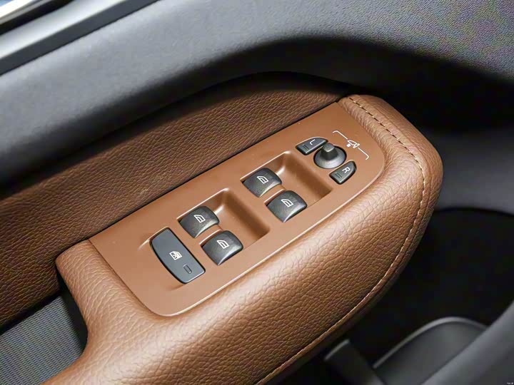 Фото 11 - Volvo XC60