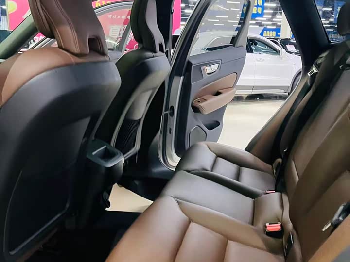 Фото 8 - Volvo XC60