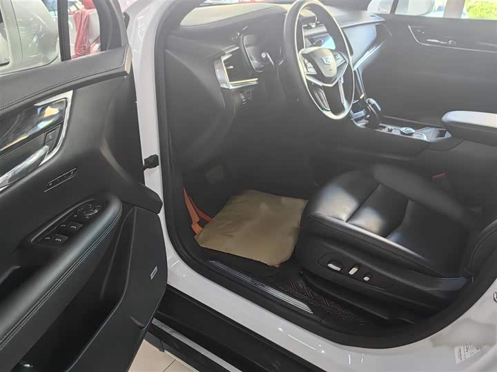 Фото 9 - Cadillac XT5