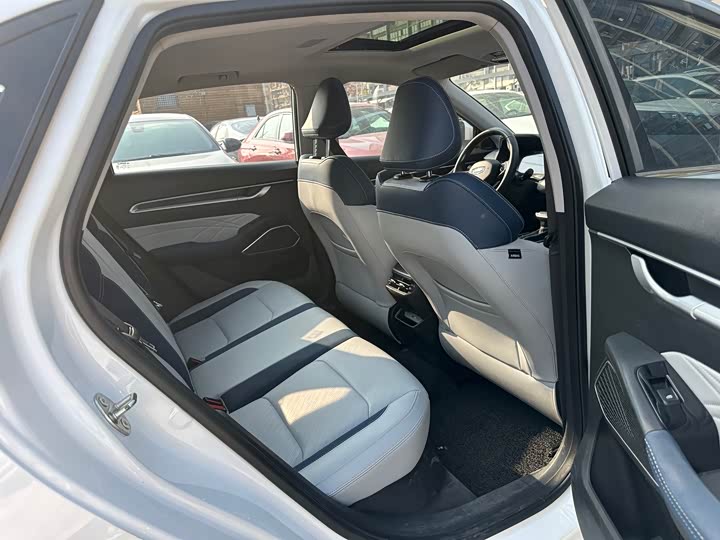 Фото 11 - Geely Emgrand