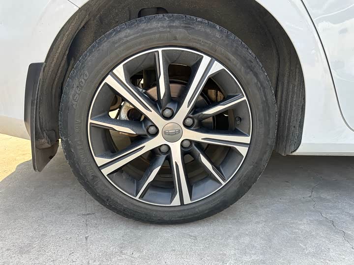 Фото 15 - Geely Emgrand