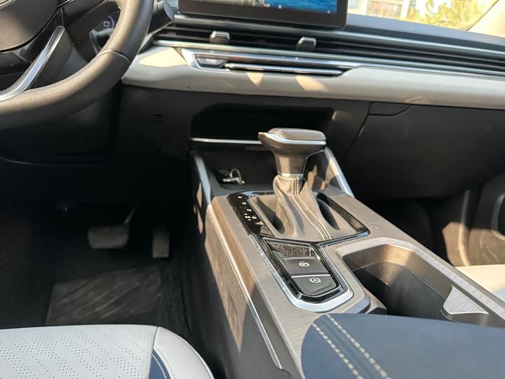 Фото 9 - Geely Emgrand