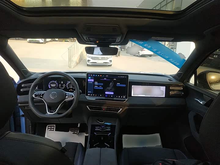 Фото 10 - Volkswagen Tiguan L Pro