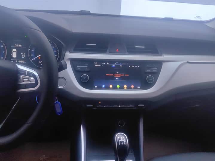 Фото 13 - Geely Vision X3