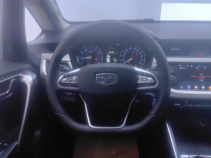 Фото 15 - Geely Vision X3