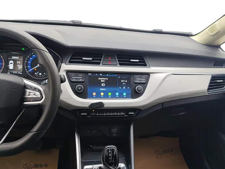 Фото 13 - Geely Vision X3