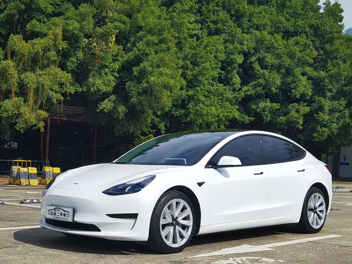 Фото 1 - Tesla Model 3