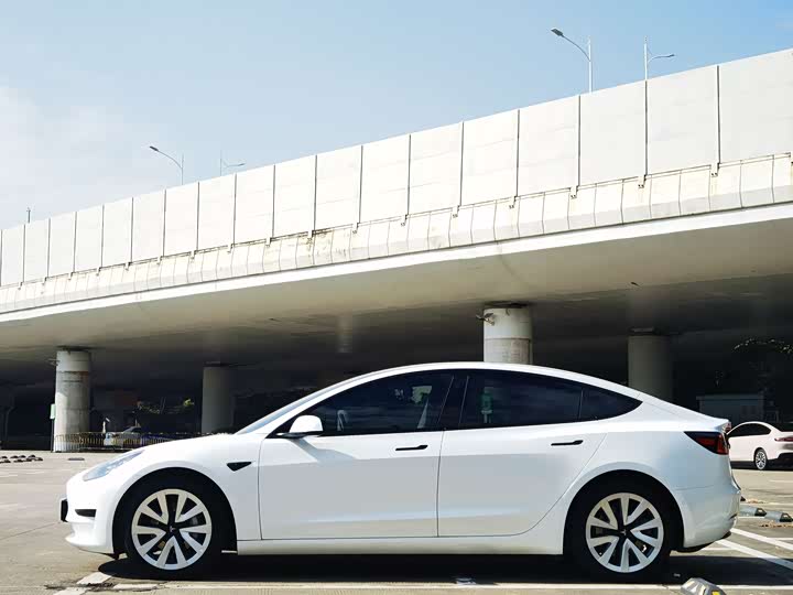 Фото 4 - Tesla Model 3