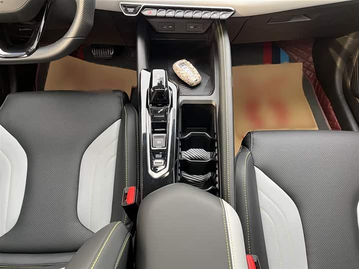 Фото 14 - Geely Coolray