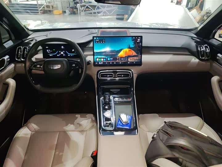 Фото 10 - Geely Atlas L