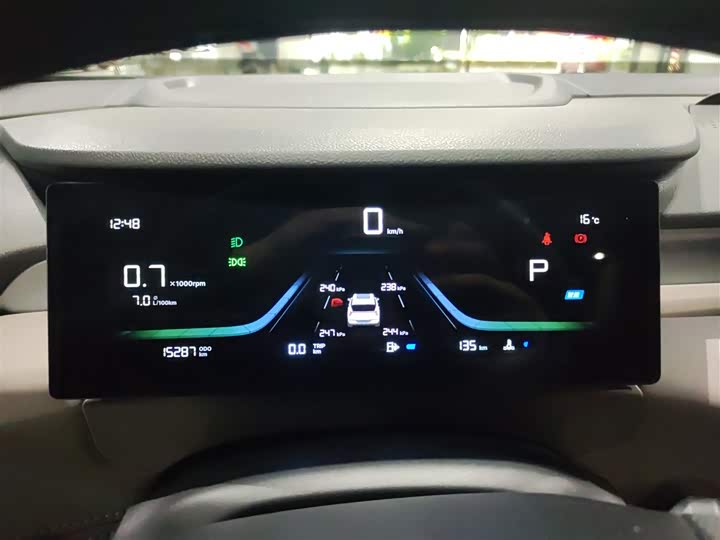 Фото 12 - Geely Atlas L