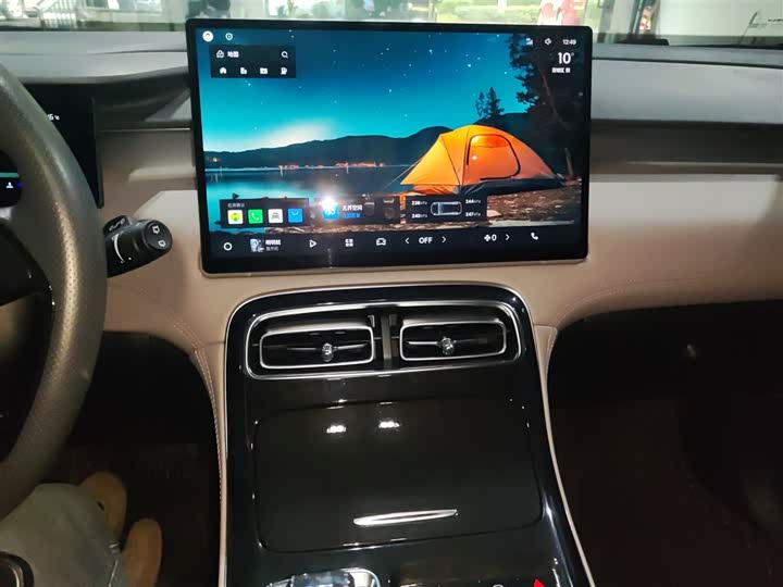 Фото 13 - Geely Atlas L