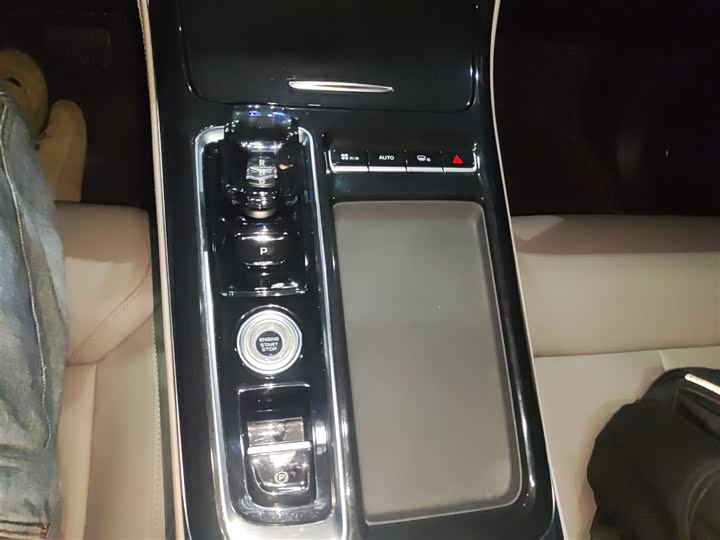 Фото 14 - Geely Atlas L