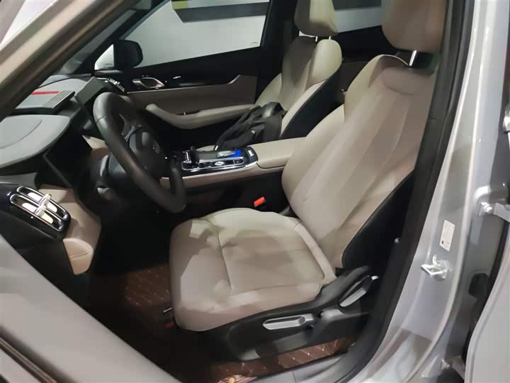 Фото 15 - Geely Atlas L