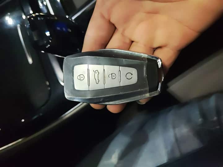 Фото 9 - Geely Atlas L