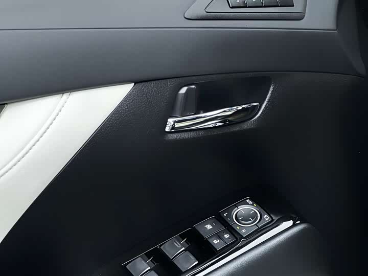 Фото 11 - Lexus LM