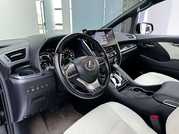 Фото 14 - Lexus LM