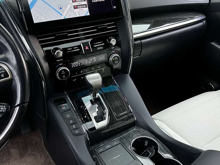 Фото 17 - Lexus LM