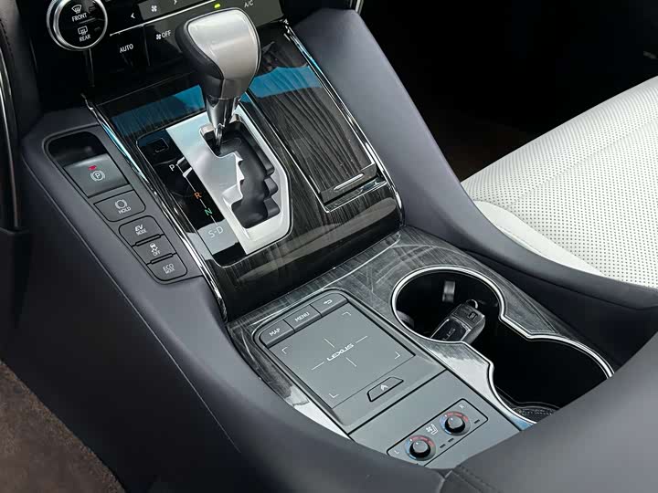 Фото 18 - Lexus LM