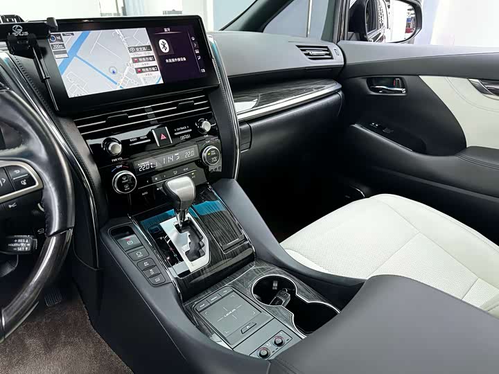 Фото 19 - Lexus LM