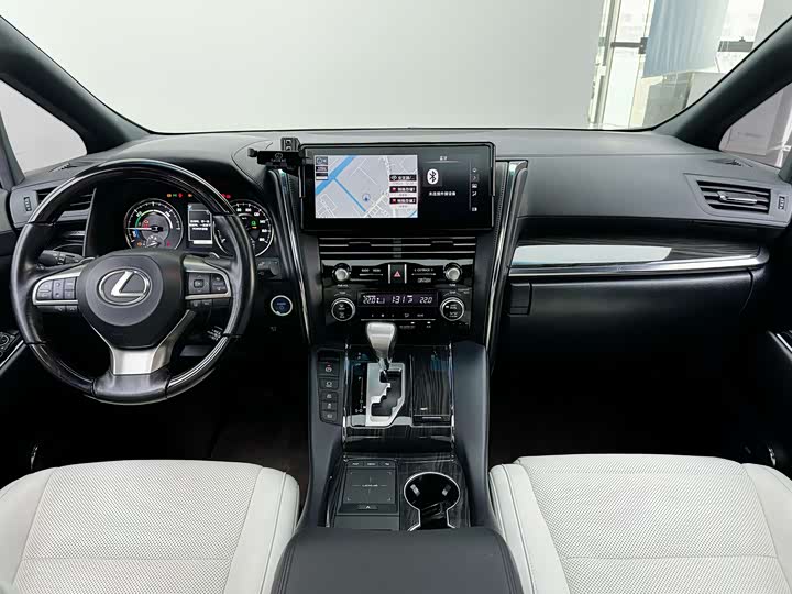 Фото 20 - Lexus LM