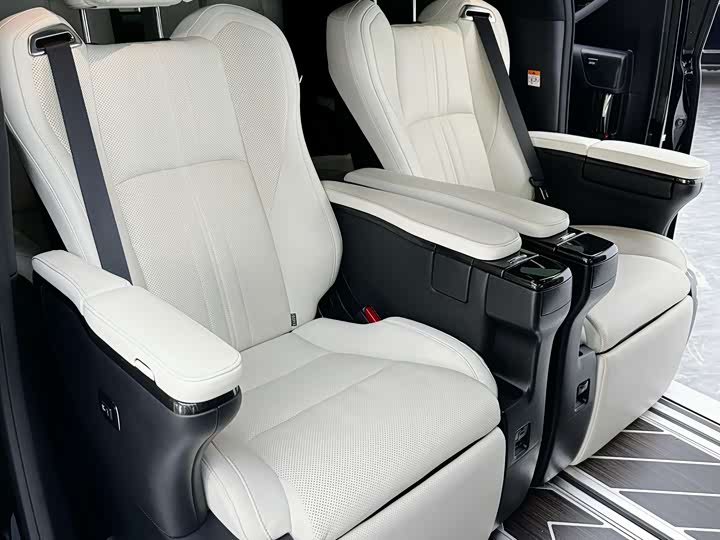 Фото 21 - Lexus LM