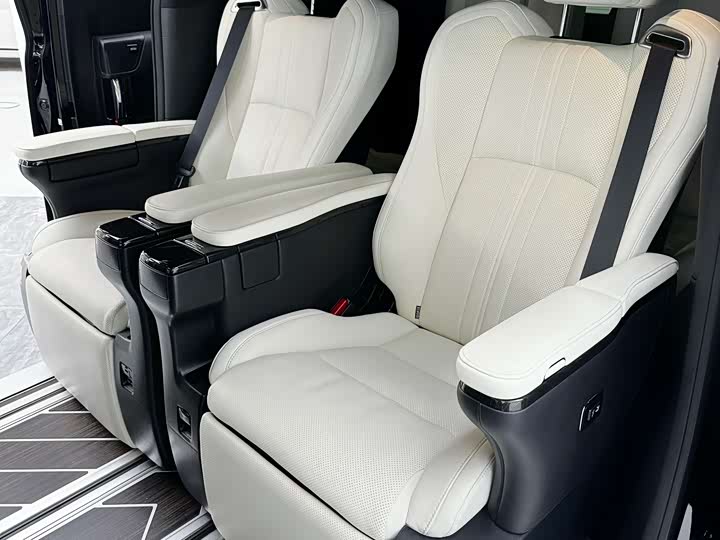 Фото 22 - Lexus LM