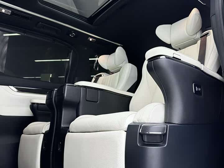 Фото 23 - Lexus LM