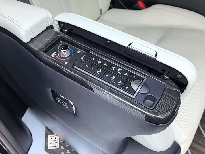 Фото 24 - Lexus LM