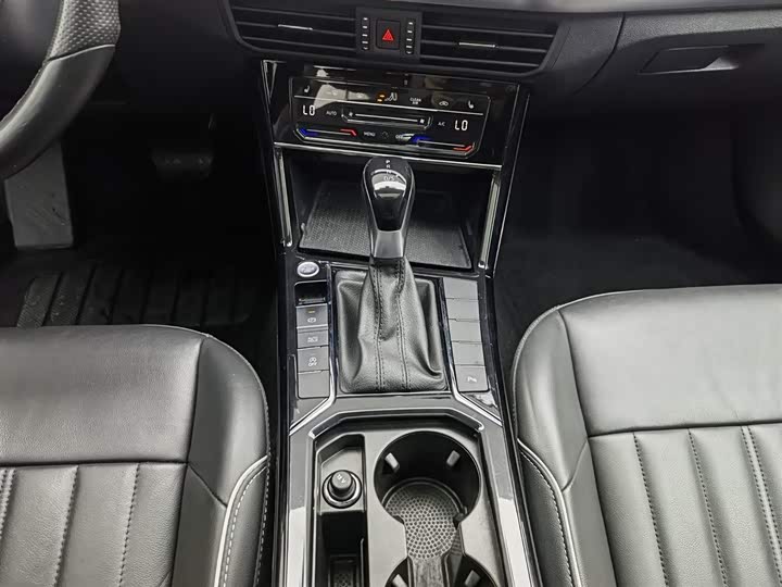 Фото 13 - Volkswagen Passat