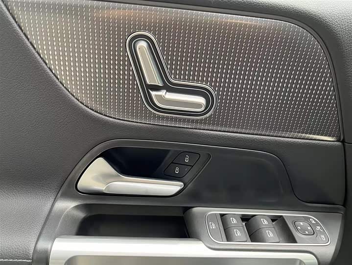 Фото 18 - Mercedes-Benz GLB-Class