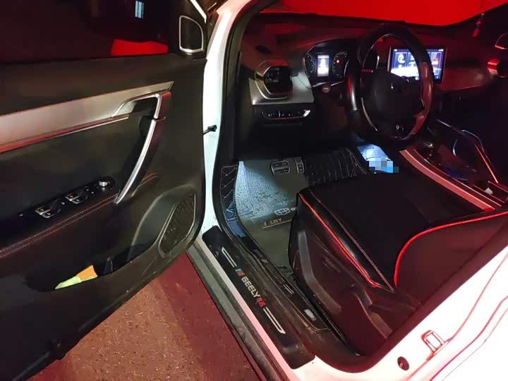 Фото 14 - Geely Coolray