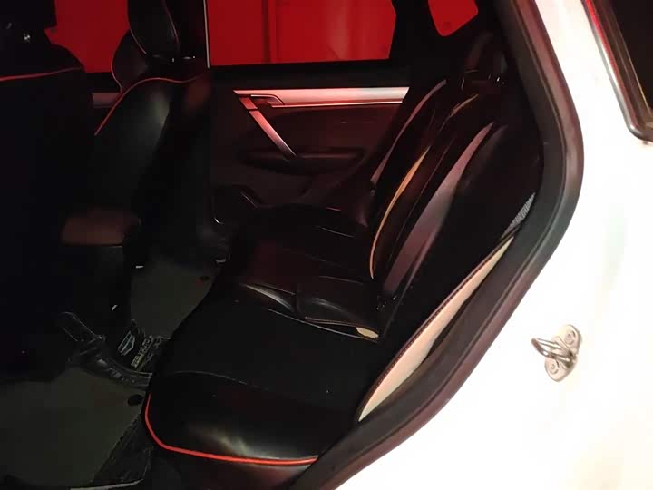 Фото 15 - Geely Coolray