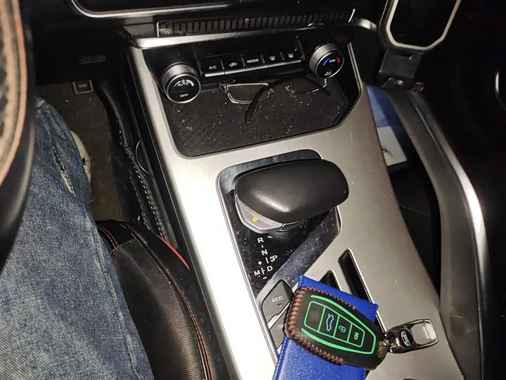 Фото 7 - Geely Coolray