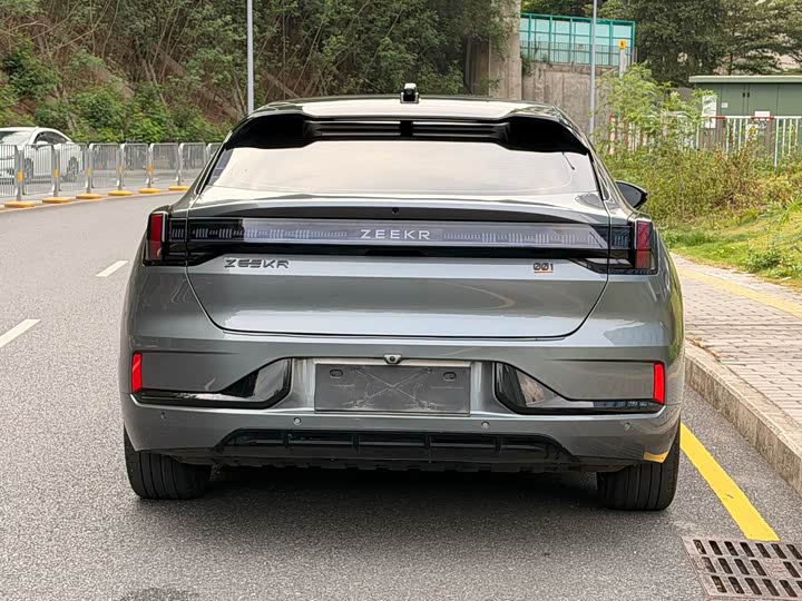 Фото 15 - Zeekr 001