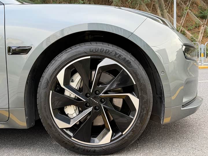 Фото 9 - Zeekr 001