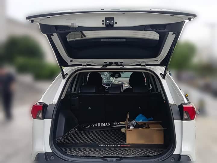 Фото 10 - Toyota RAV4