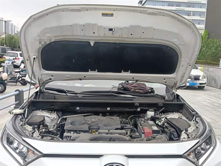 Фото 11 - Toyota RAV4