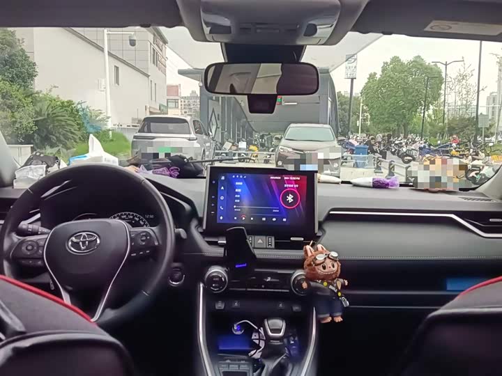 Фото 9 - Toyota RAV4