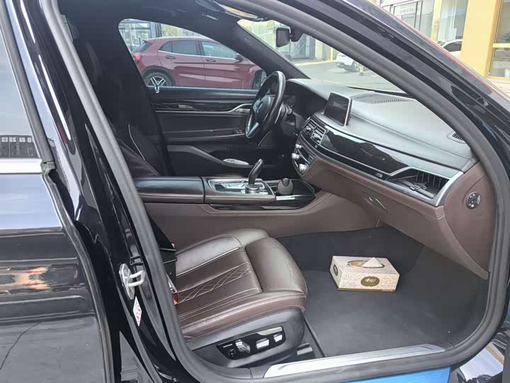 Фото 2 - BMW 7 Series