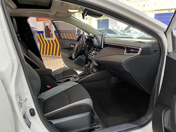 Фото 10 - Toyota Corolla