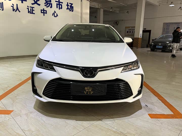 Фото 2 - Toyota Corolla