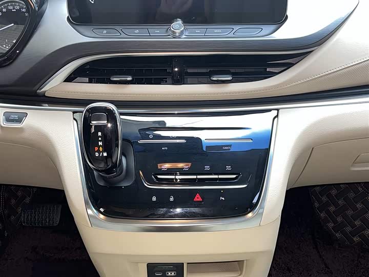 Фото 11 - Buick GL8 ES